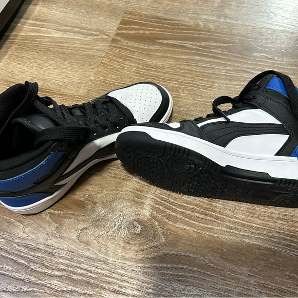 Puma boys high tops.  Size 5. Excellent condition-hardly used. - Picture 2 of 3